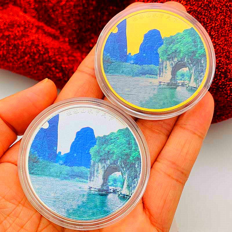 桂林山水甲天下风景旅游景点镀金彩印纪念章 45mm币月月双塔硬币