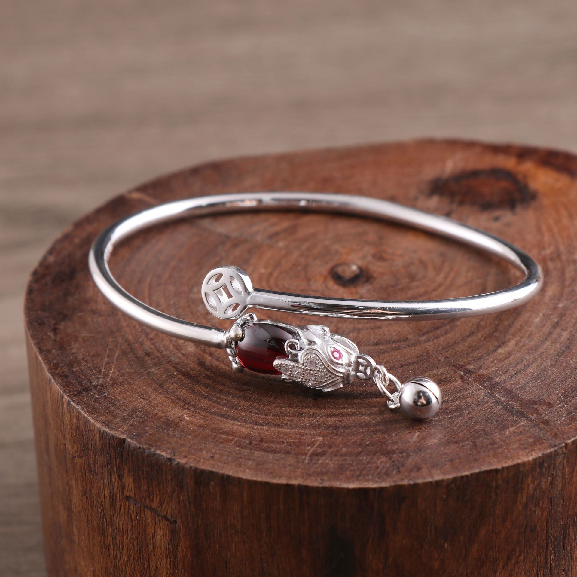 足银999招财貔貅纯银手镯 时尚国潮女石榴石开口红锆石镶嵌银镯子