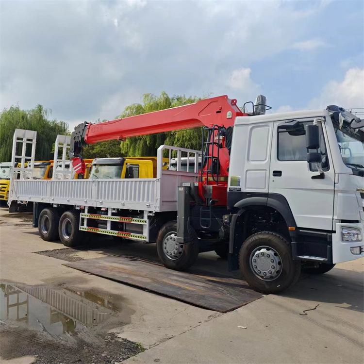 跨境供应重汽豪沃物美价廉随车吊371马力18吨吊机12轮大载货车