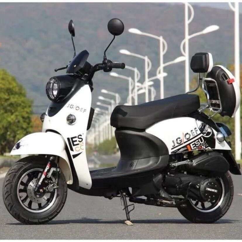 小龟王燃油踏板摩托车小绵羊助力车汽油车男女装车整车省油可上牌