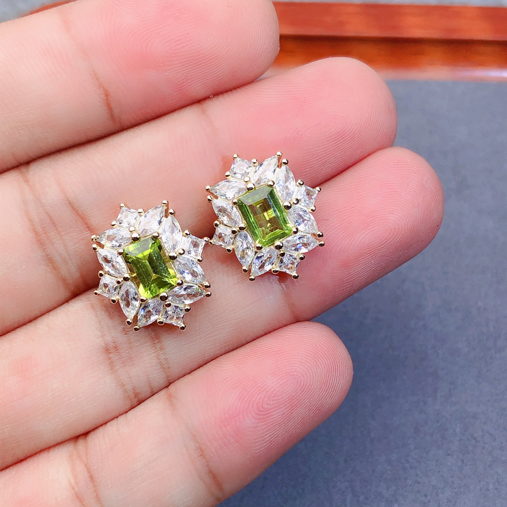 天然橄榄石镶嵌s925银豪镶满钻耳钉气质时尚简约方形干净体5*7mm