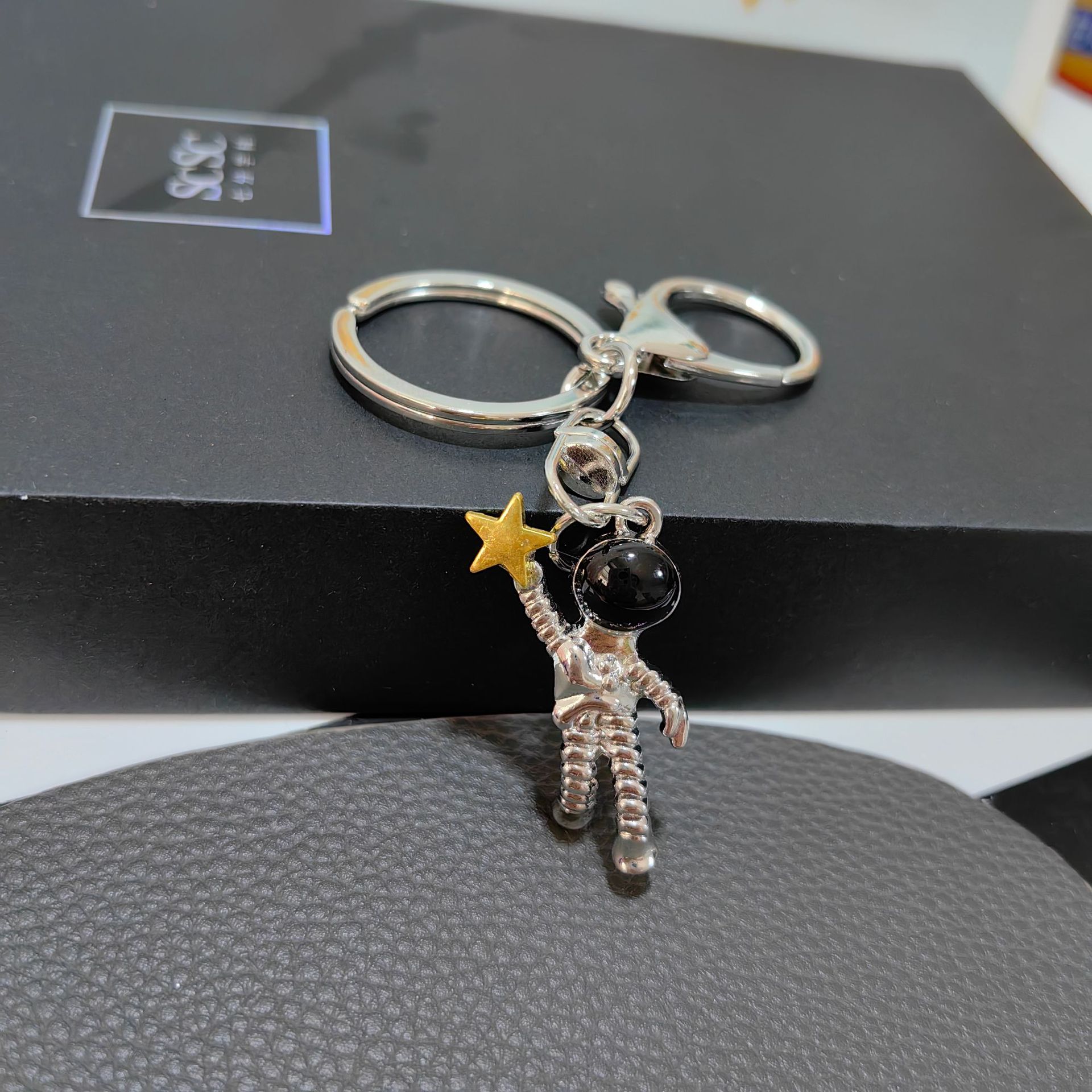 Cross-Border Personality Trendy Spaceman Astronaut Star Picking Keychain Niche Robot Men and Women Couple Bag Ornaments