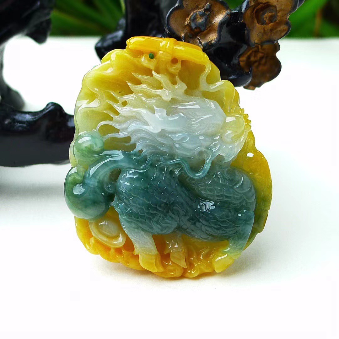 天然缅甸翡翠a货 女款玉挂件三彩玉麒麟翡翠吊坠38.91