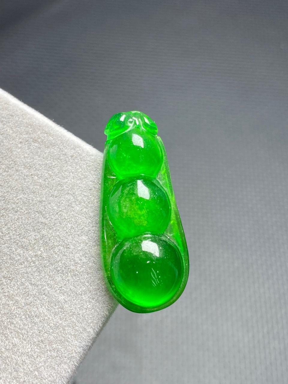 28456翡翠 ?高冰帝王绿『四季豆』挂件