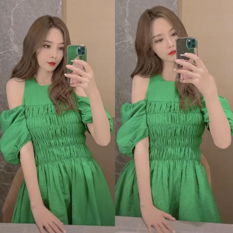 抖音明星沈梦辰同款绿色连衣裙女夏露肩气质设计感泡泡袖裙子