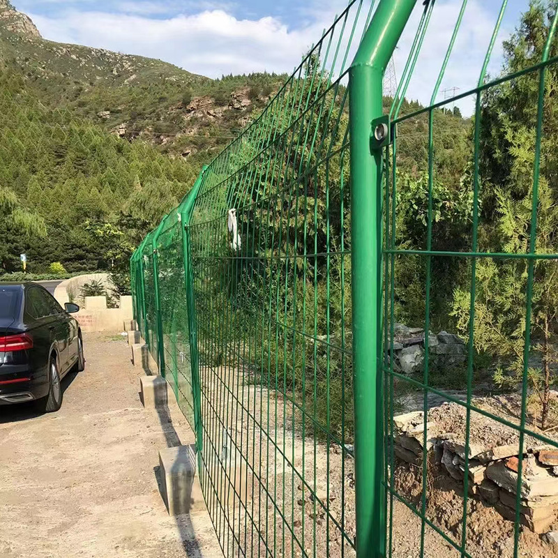 公路护栏网高速桥梁河道防护钢丝围栏铁路圈山围地光伏电站隔离栅