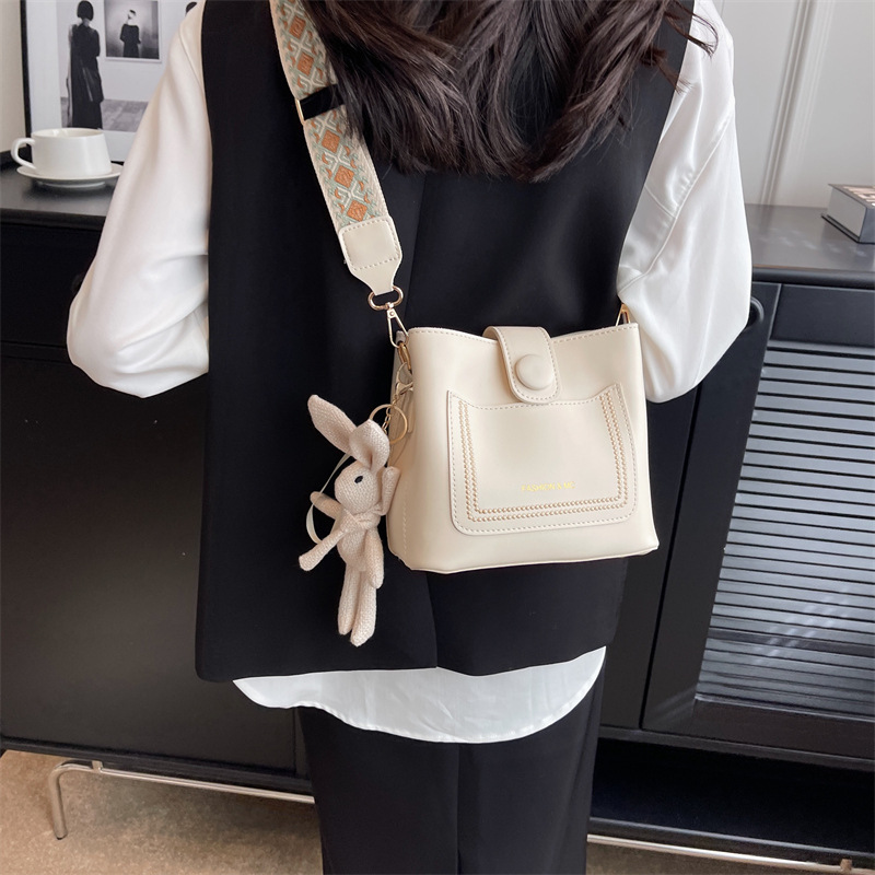 This Summer Popular Bag for Women 2023 New Trendy Fashion Wide Strap Crossbody Bag All-Match Shoulder Niche Bucket Bag