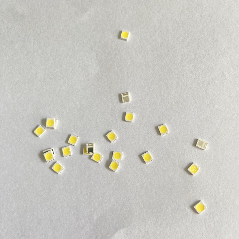 led贴片灯珠中性光2835灯珠色温130140lm9v大功率厂家现货