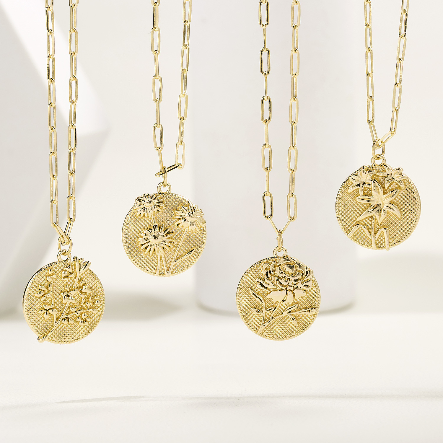 2021新款月份花卉硬币花纹吊坠项链浮雕花朵项链回形针链条项链
