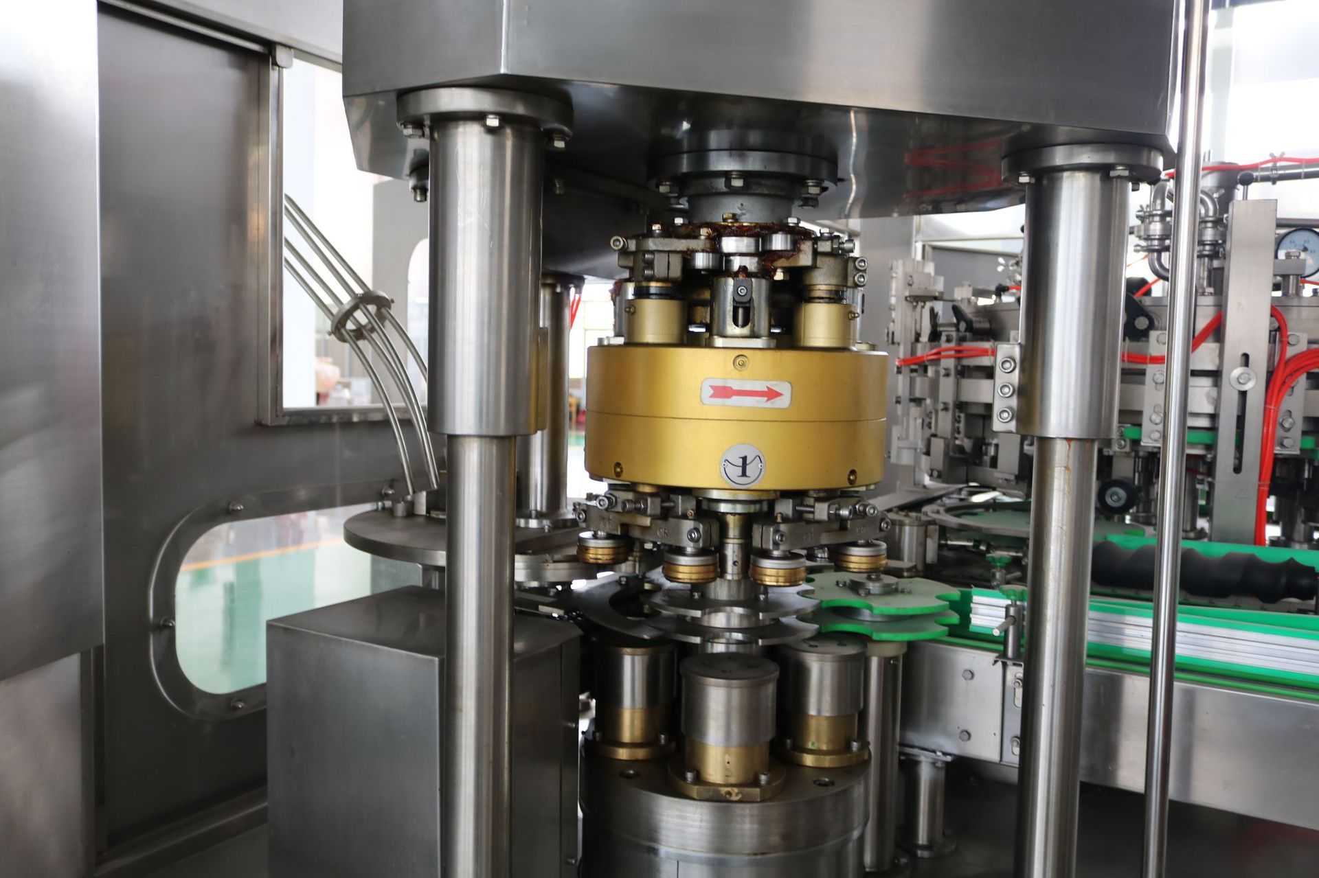 厂家直供 易拉罐啤酒高速灌装机 运行稳定液位精确灌装封口二合一