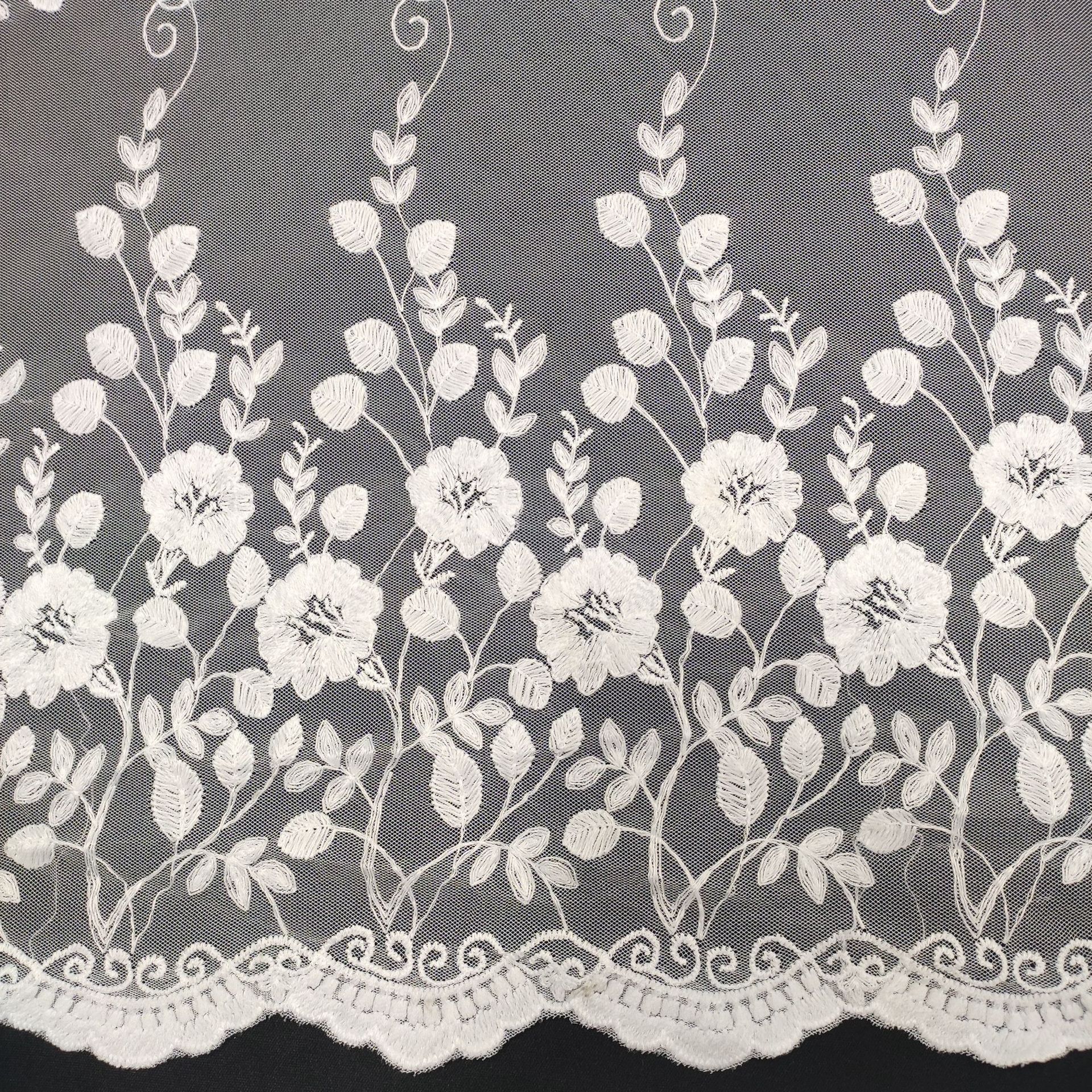 时装蕾丝绣花面料瑞士网纱水溶刺绣牛奶丝面料双边对称定位波浪花