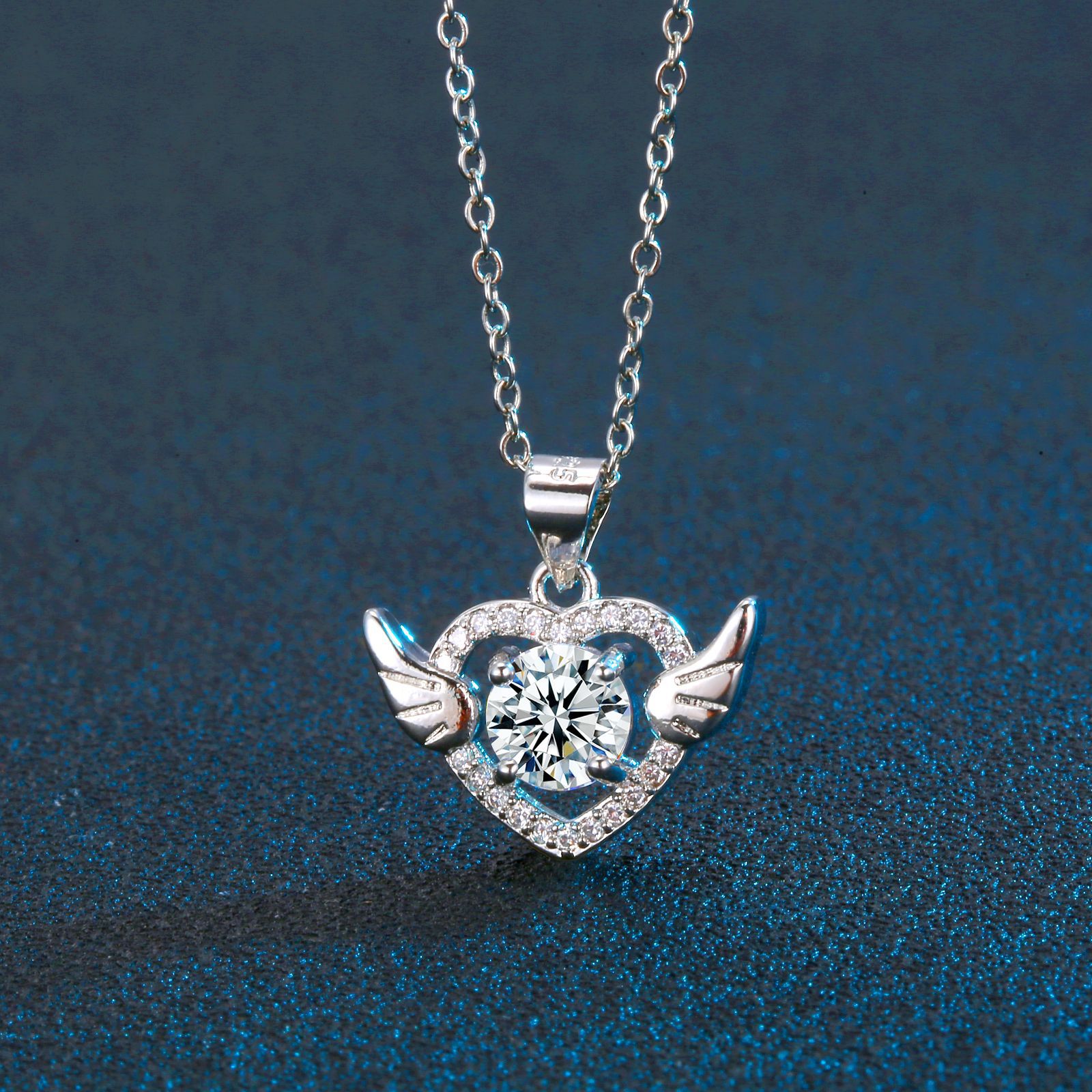 莫桑石一克拉 爱心天使的翅膀时尚吊坠 心形百搭天使之翼镶钻项链