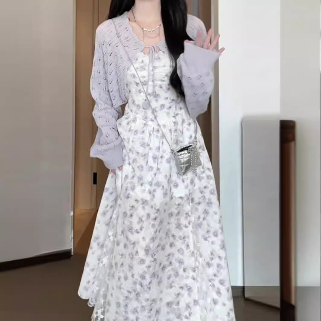 今年流行漂亮早春穿搭套装裙2024新款碎花开叉吊带连衣裙子女长裙