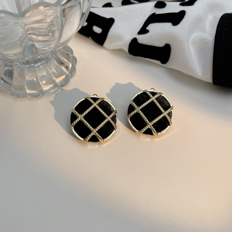 Autumn and Winter Black-White Checkerboard Plaid Silver Stud Earrings Light Luxury Temperament Niche Design High-Grade Earrings Online Influencer Earrings