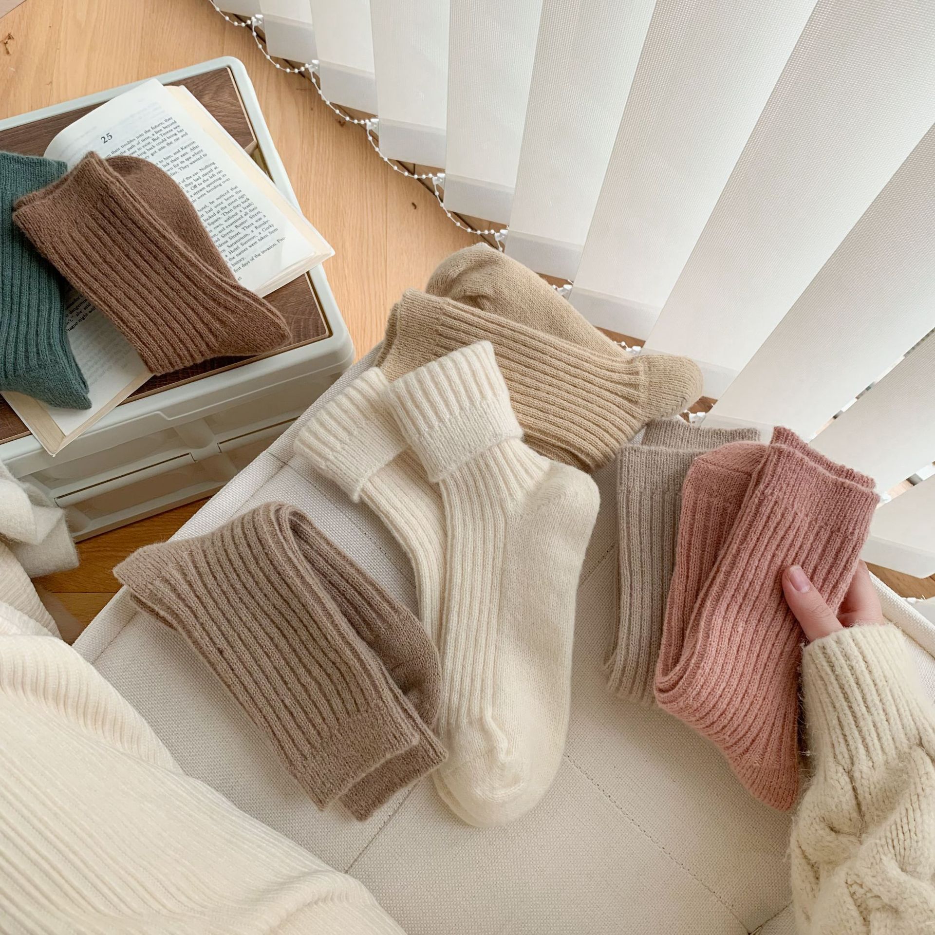 小红书同款冬季新品驼绒抽条袜子女ins潮日系纯色中筒袜加厚保暖