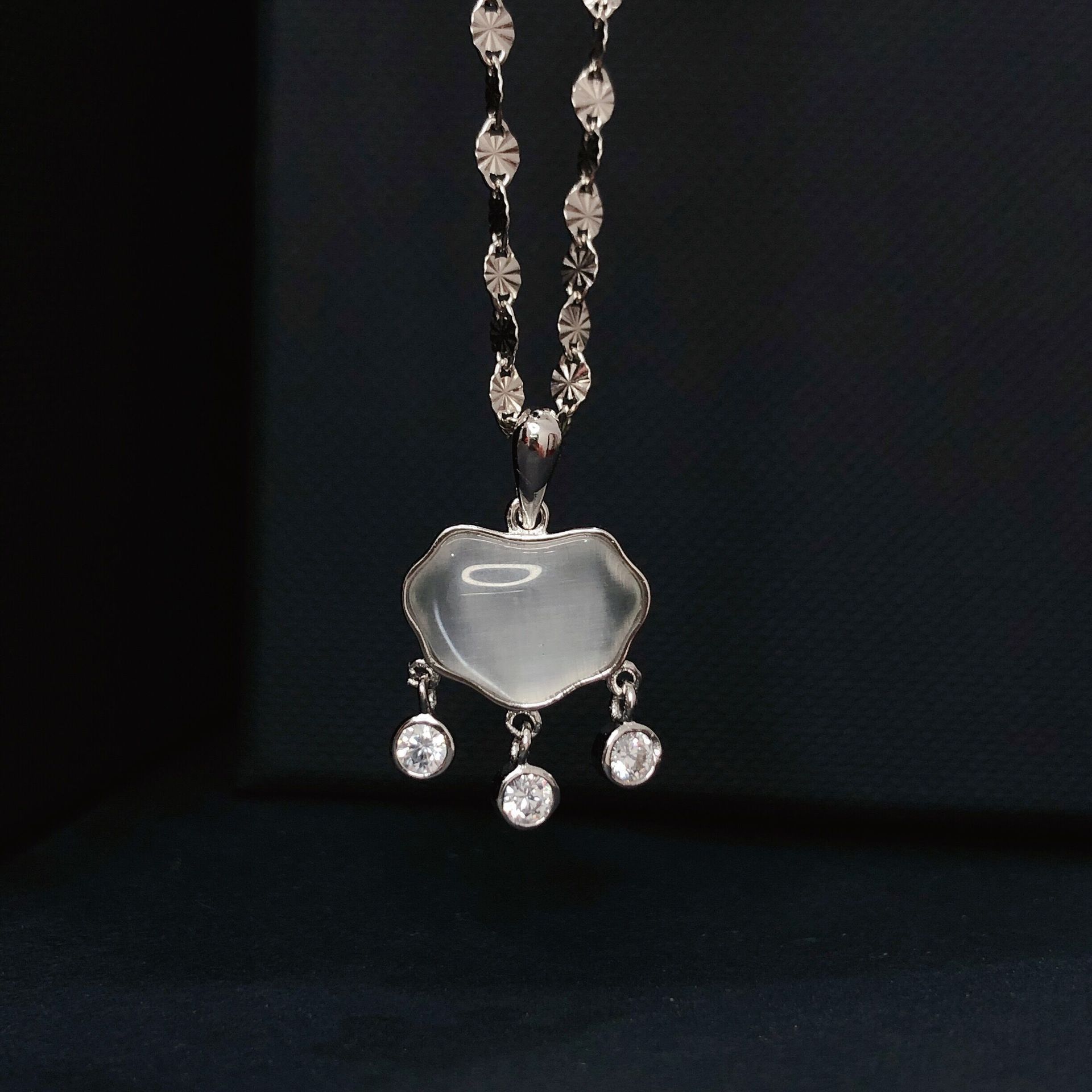 s925纯银猫眼白玉髓项链女气质平安锁吊坠网红锁骨链情人节礼物