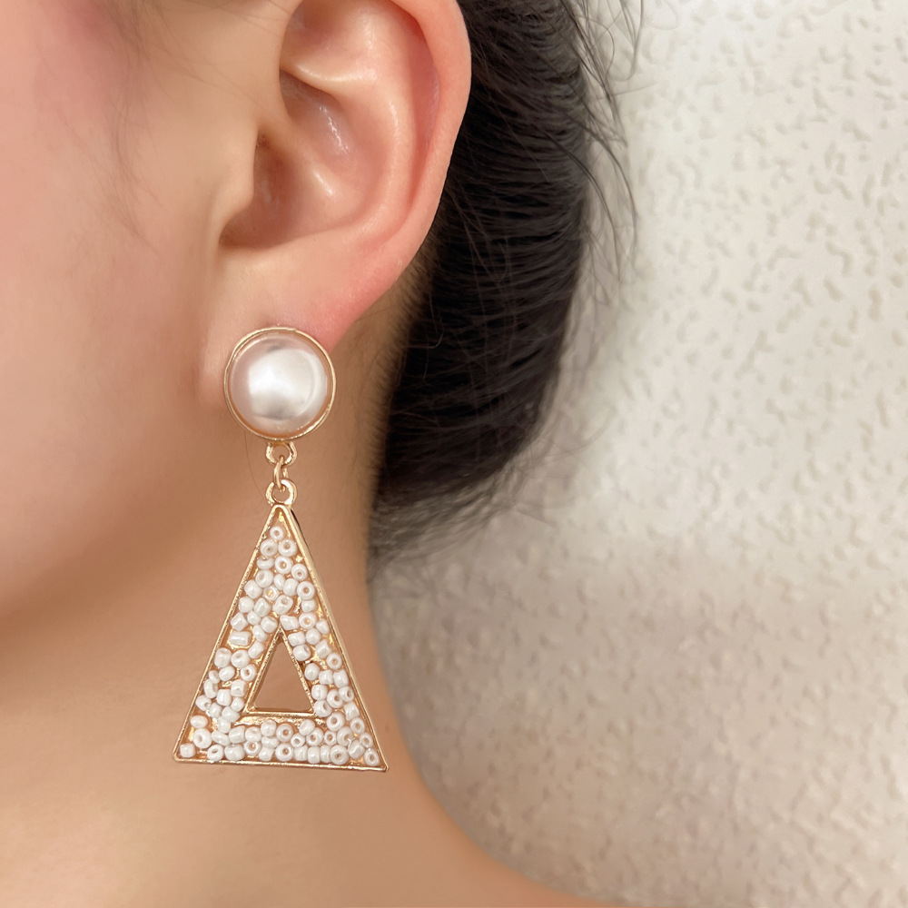 三角形耳环图片