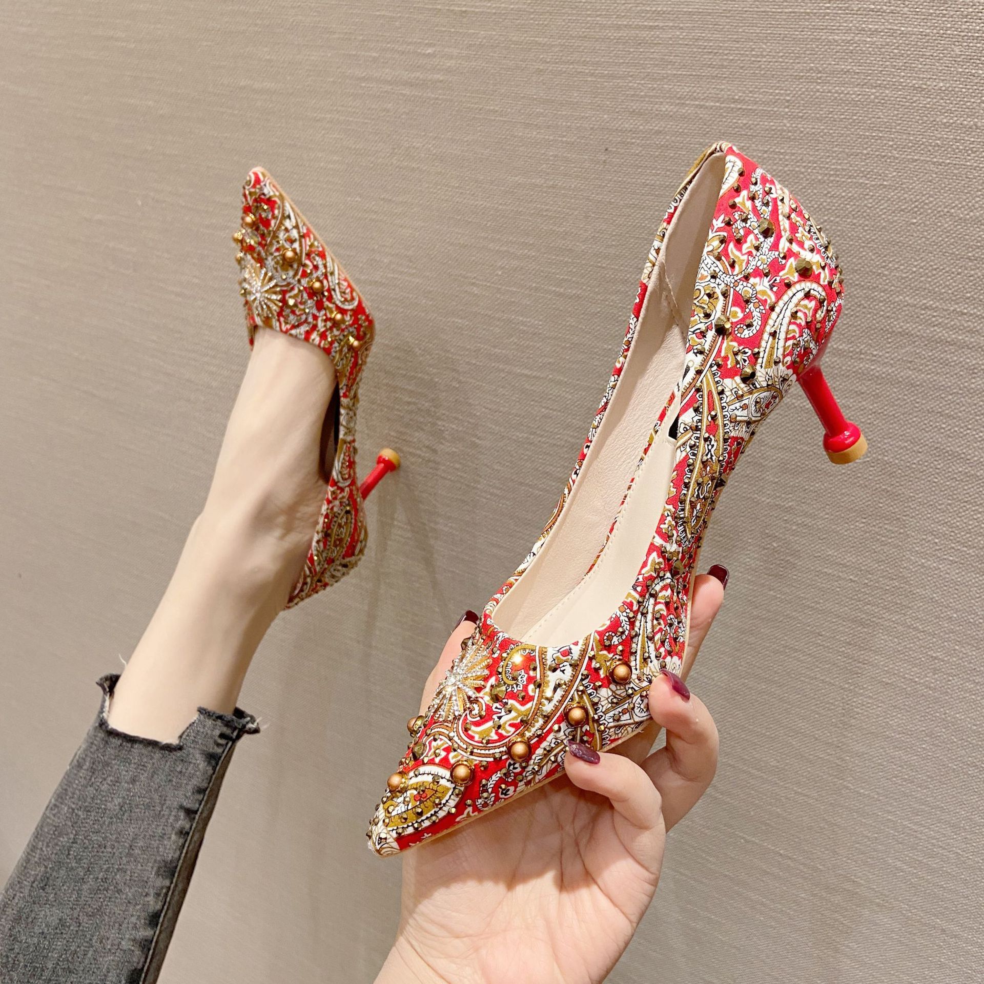 秋季新款水钻细跟尖头鞋红色浅口铆钉高跟鞋女单鞋婚鞋伴娘鞋19