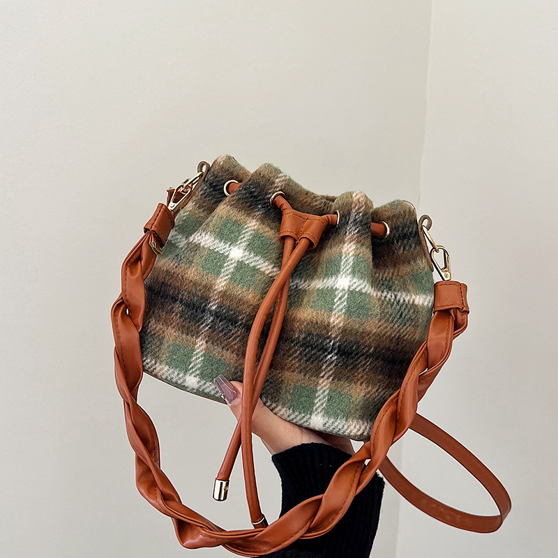 洋气时尚妮子格子包2024新款日韩撞色单肩斜挎包洋气撞色手提水桶