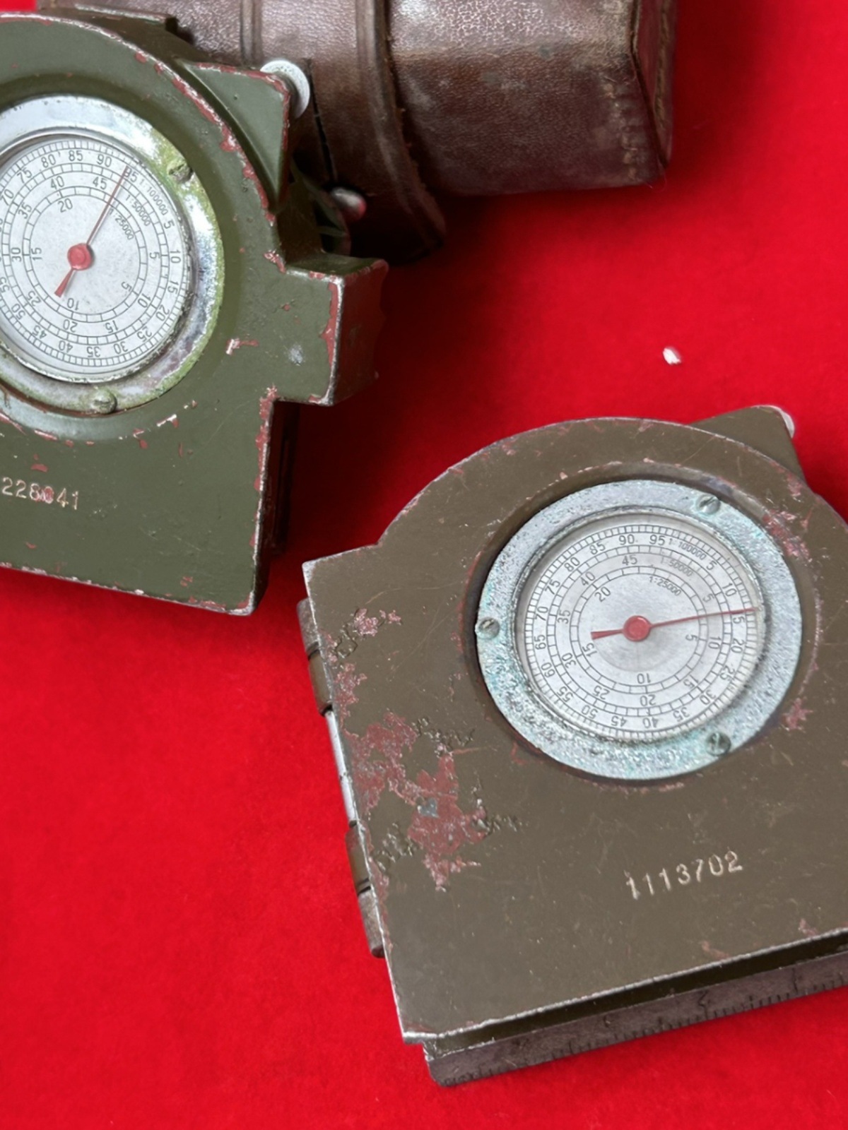 红色文化老物件老式指北针皮盒老罗盘影视道具复古装饰收藏摆件