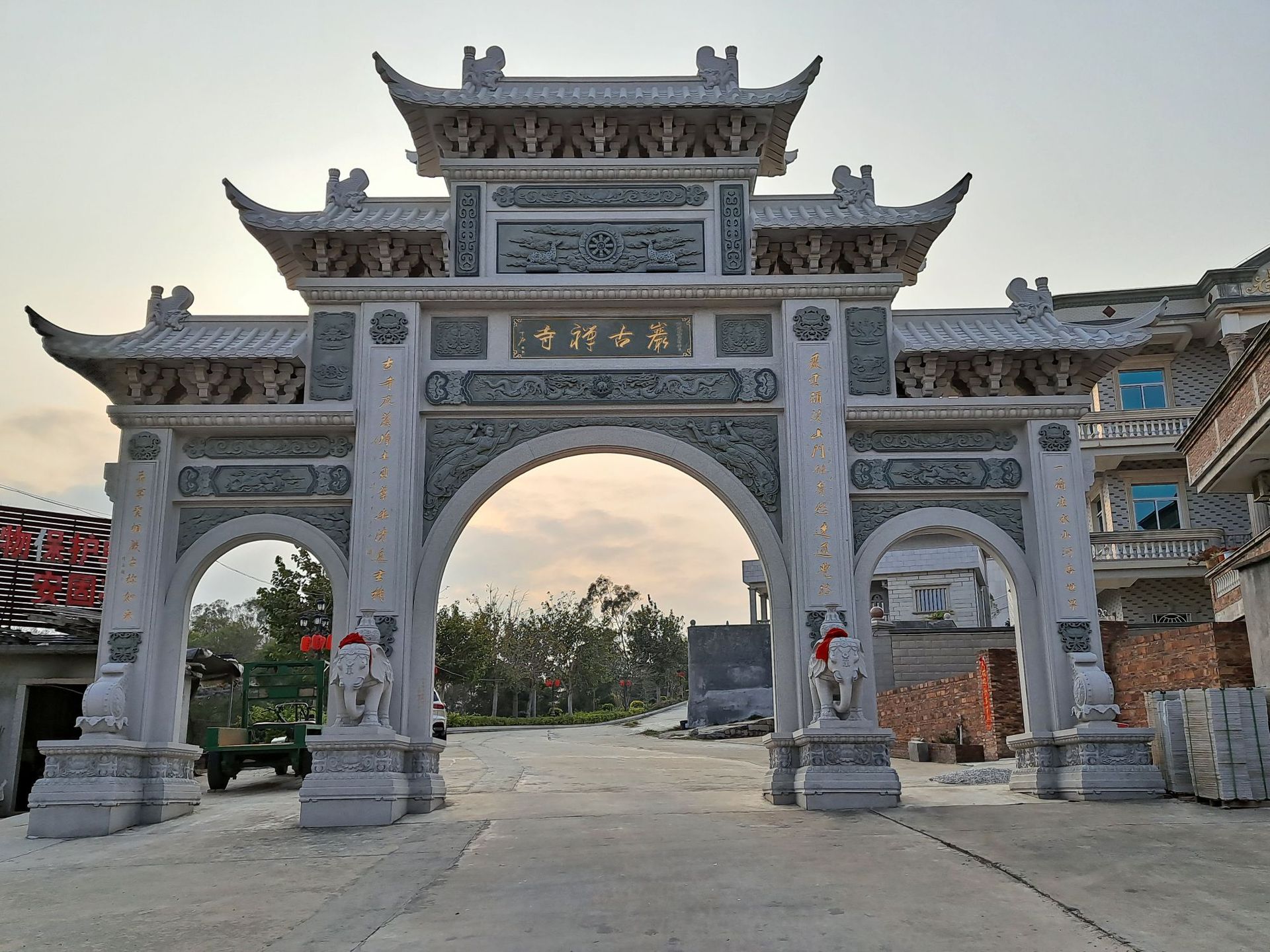 大鹏石雕牌坊源头厂供应美丽乡村门口寺庙古建青石牌楼 准时交货