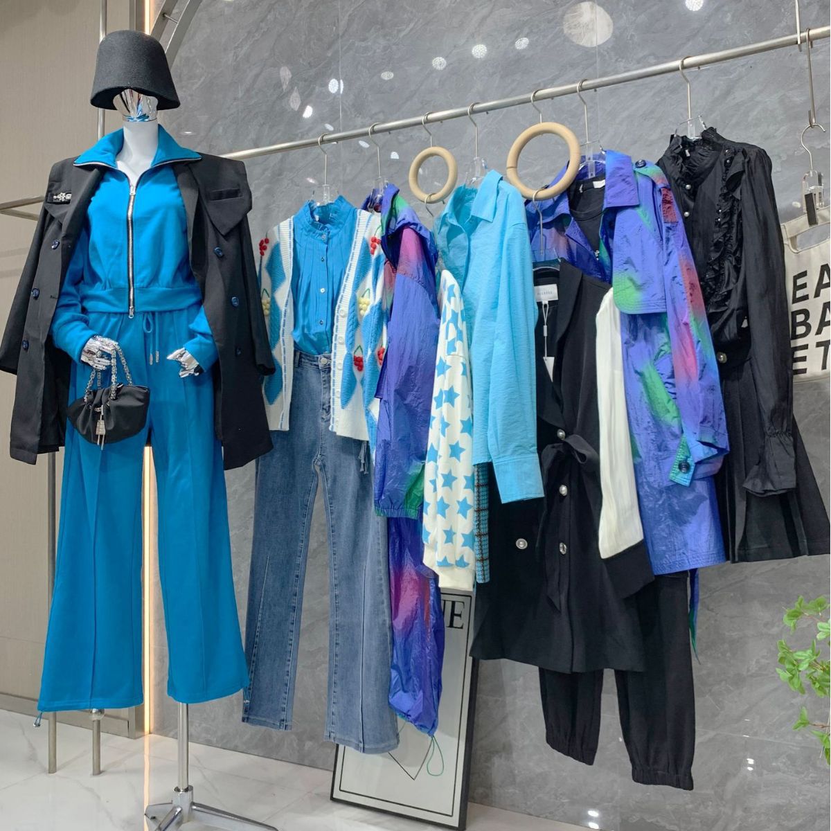 艾利欧品牌女装断码清仓东莞虎门黄河服装城时尚个性女装一手货源