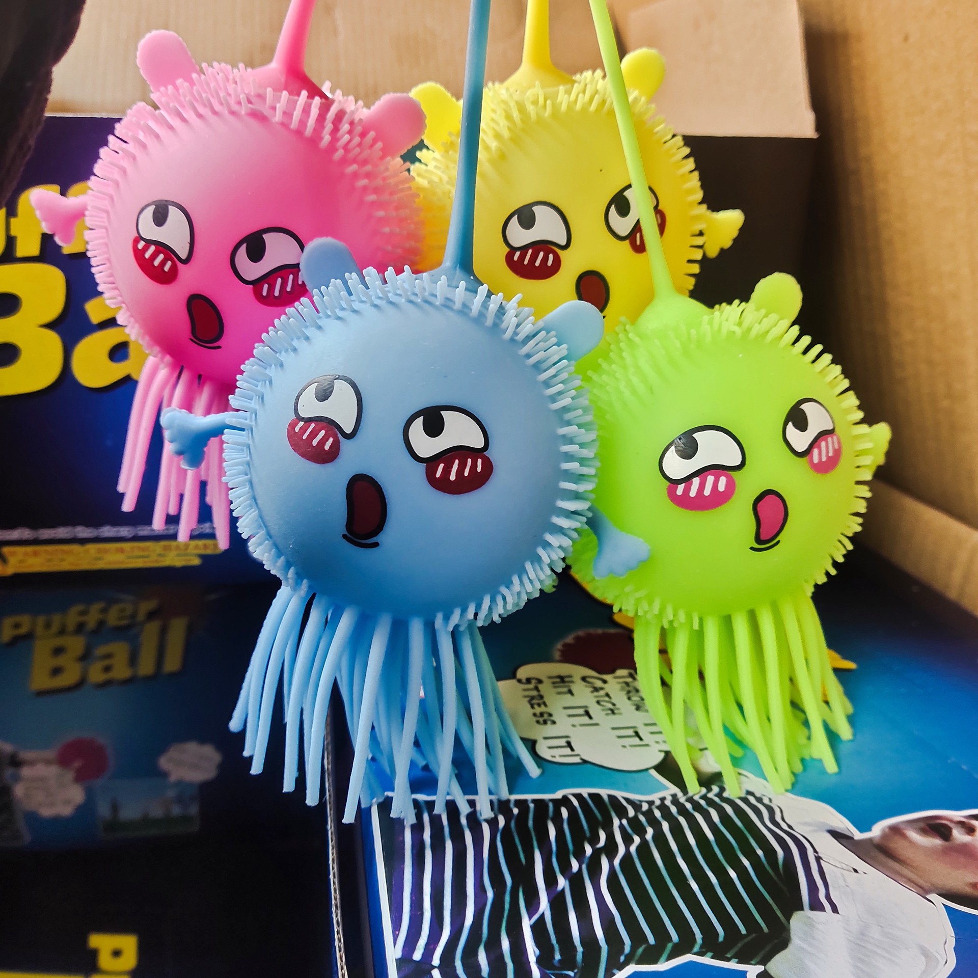 新款发光黄人毛毛球弹力闪光毛毛球发光刺球发泄球地推扫码礼品