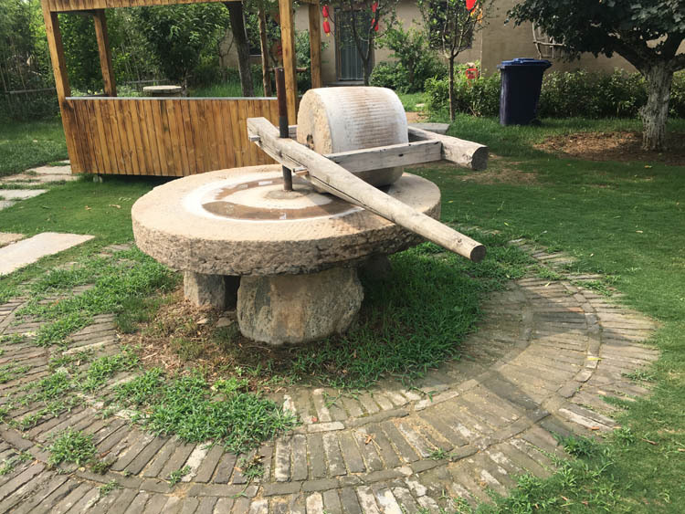 量大联系客服山东费县农村回收上来的老旧石碾子,大小都有