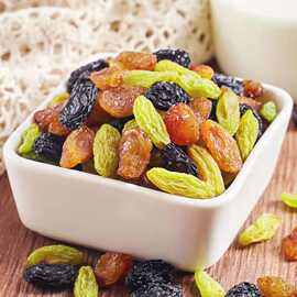 新疆彩色葡萄干250g大颗粒即时蜜饯零食三色葡萄干甜无核支持代发