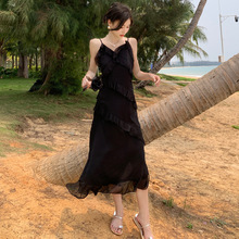 荷叶边黑色吊带连衣裙女夏季新款法式高级感显瘦海边度假长裙