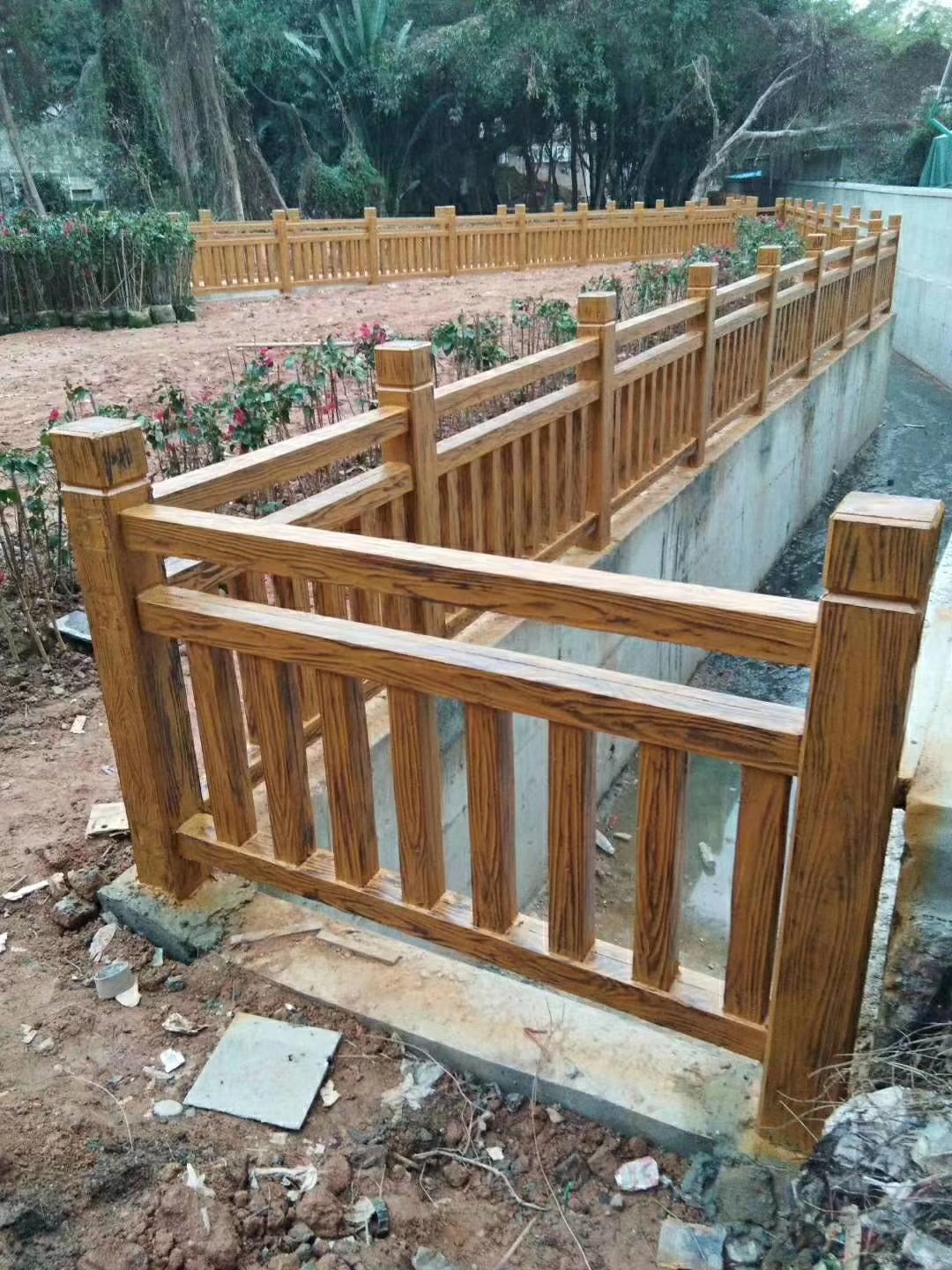 广东 水泥仿木护栏混凝土景观预制仿木纹栏杆河道新农村湿地围栏