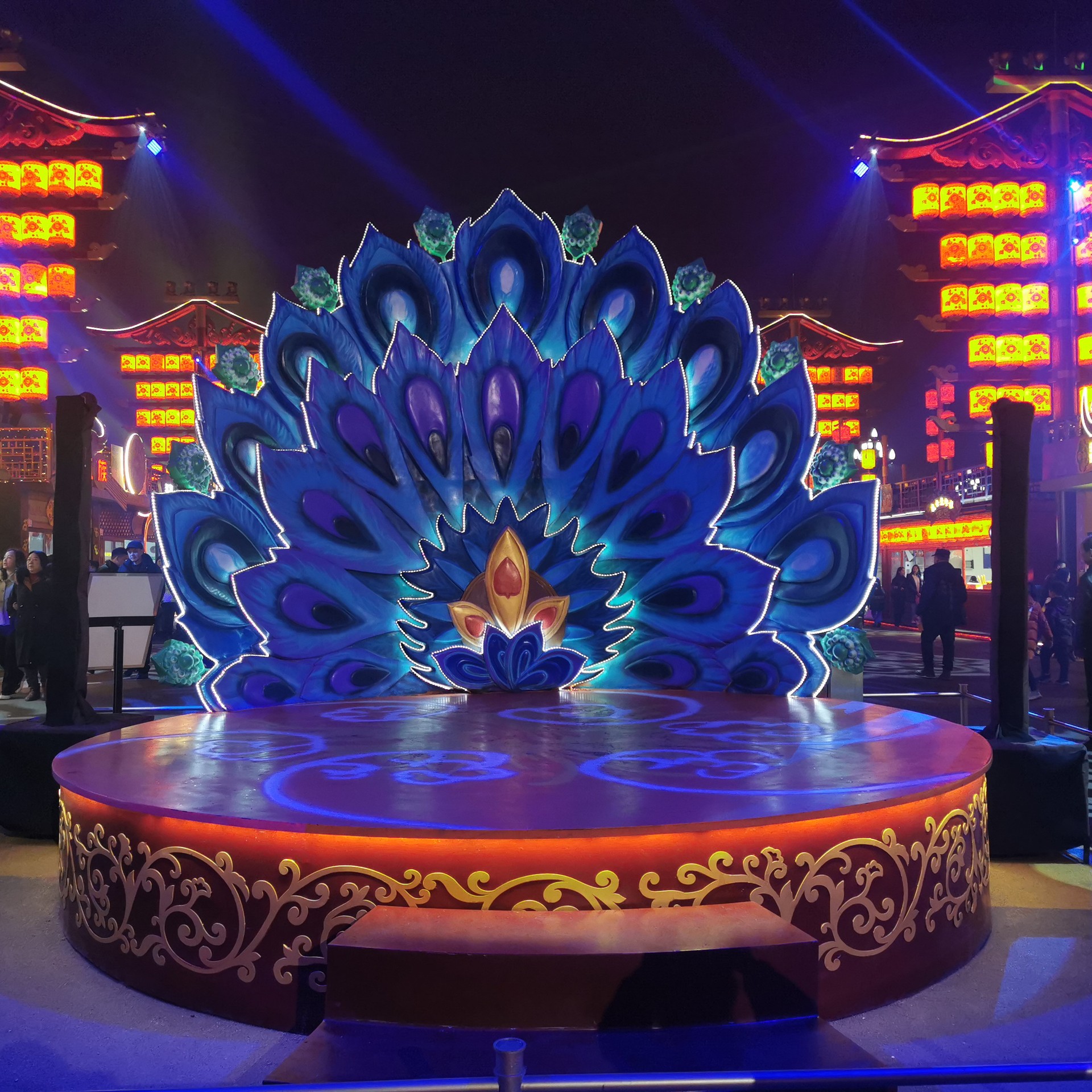 造型各异色彩缤纷的玻璃钢表演舞台旋转动态装置恐孔雀花瓣造型