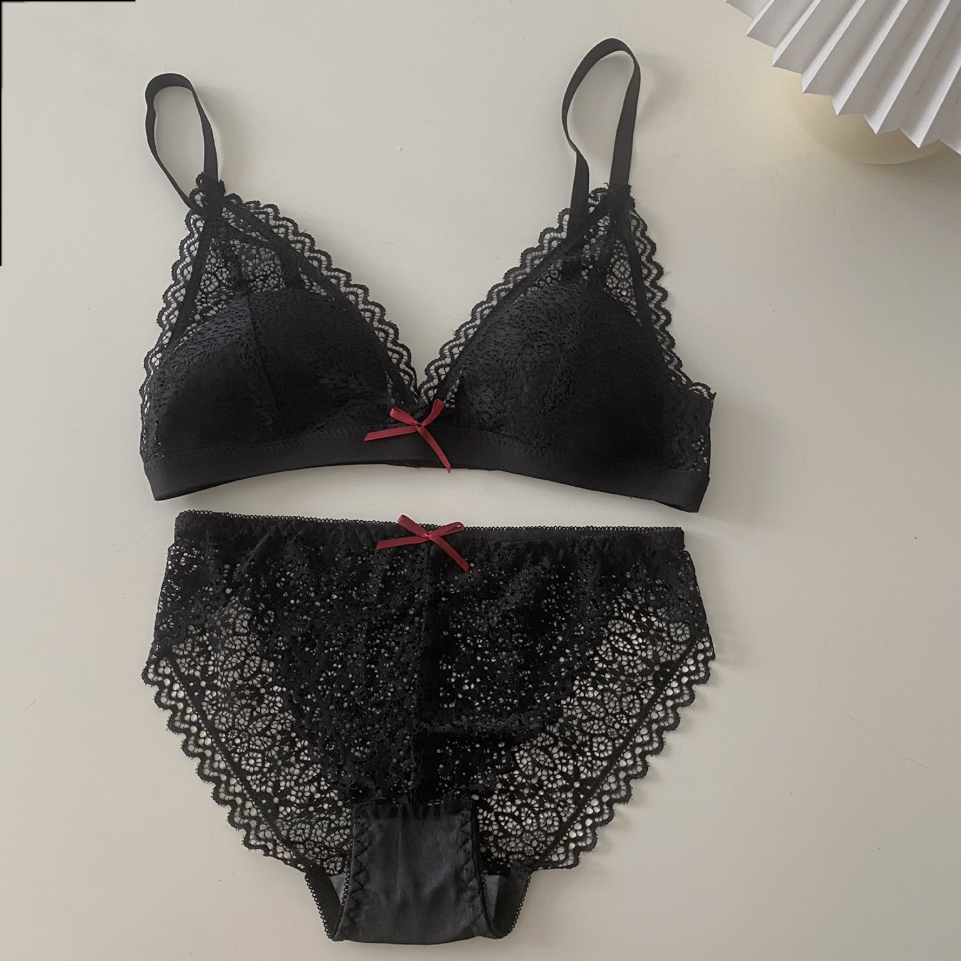 实拍法式女士内衣显胸小薄款少女性感蕾丝无钢圈三角杯文胸罩套装