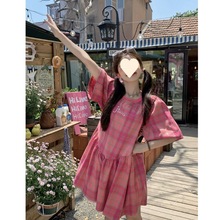 粉色格子连身裙2023夏季撞色宽松复古小众设计感高级感小个子裙子