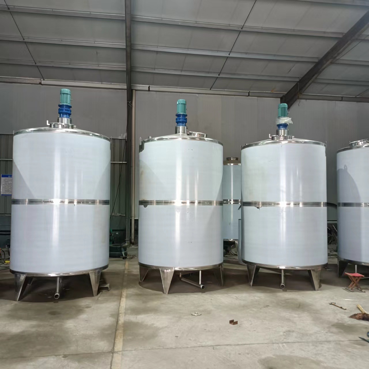 厂家直供304不锈钢葡萄酒液体储存罐立式粮食储罐密封罐