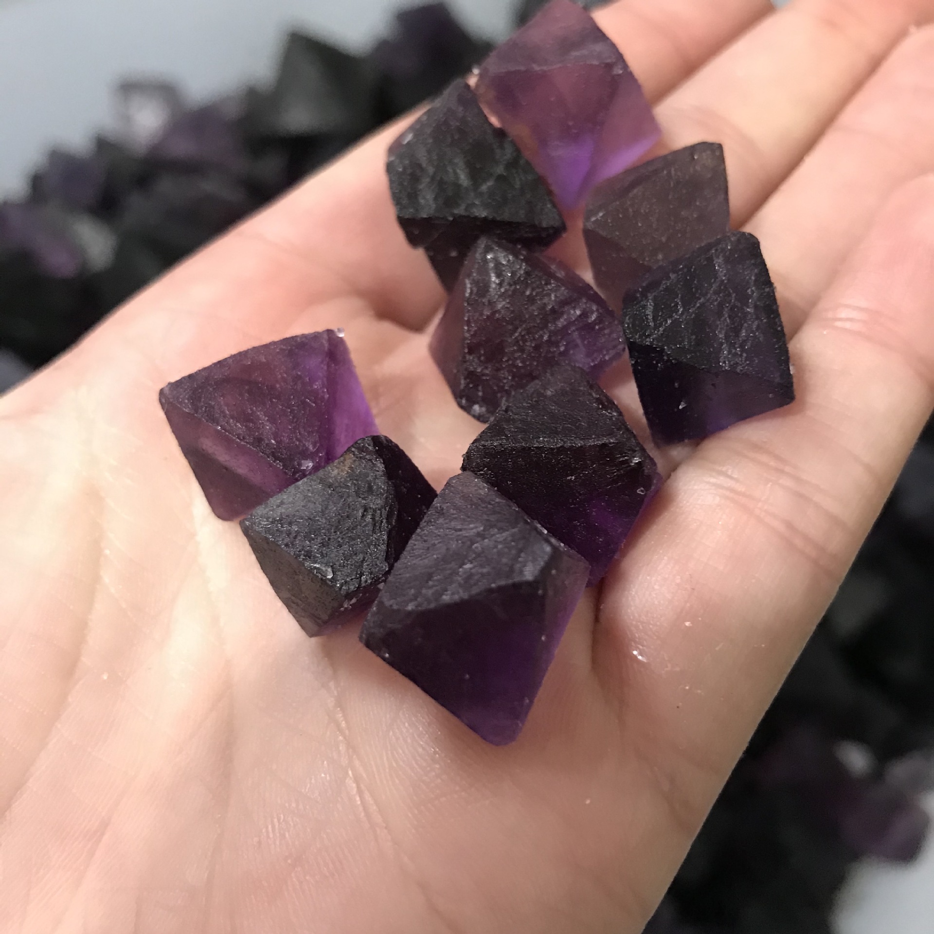 源头工厂天然紫色萤石八面体摆件矿物晶体标本原石碎石批发