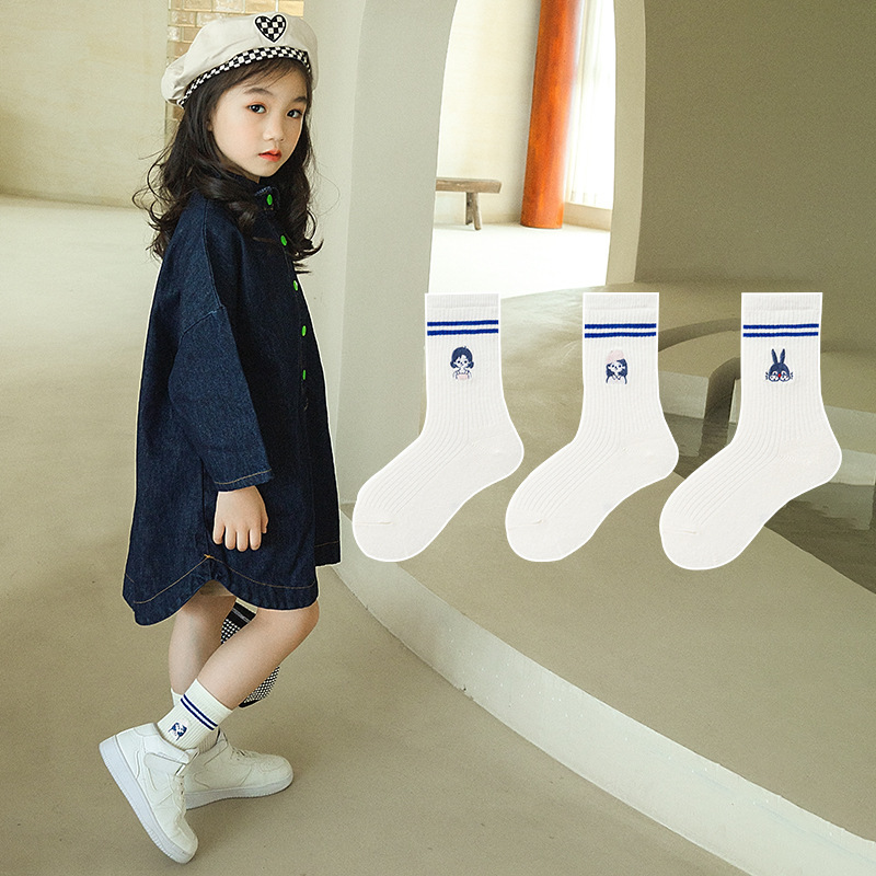 q261儿童袜子批发秋季新款女童刺绣白色中筒袜女孩中小童条纹棉袜