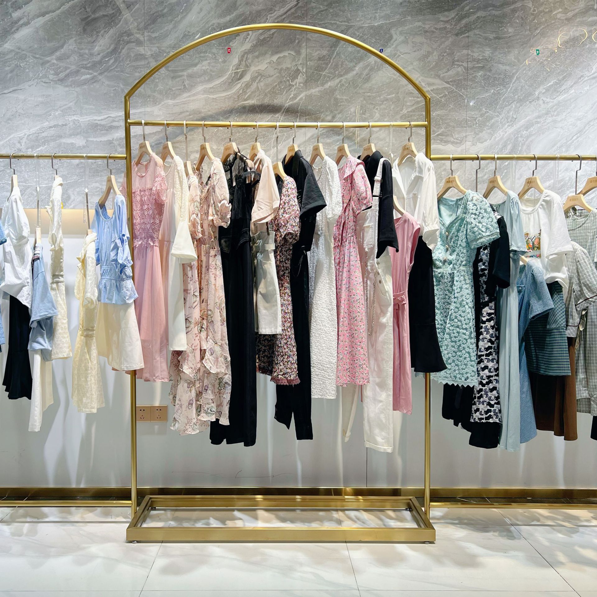 魔美名作2022夏装杭州一线时尚品牌折扣女装实体店直播货源批发