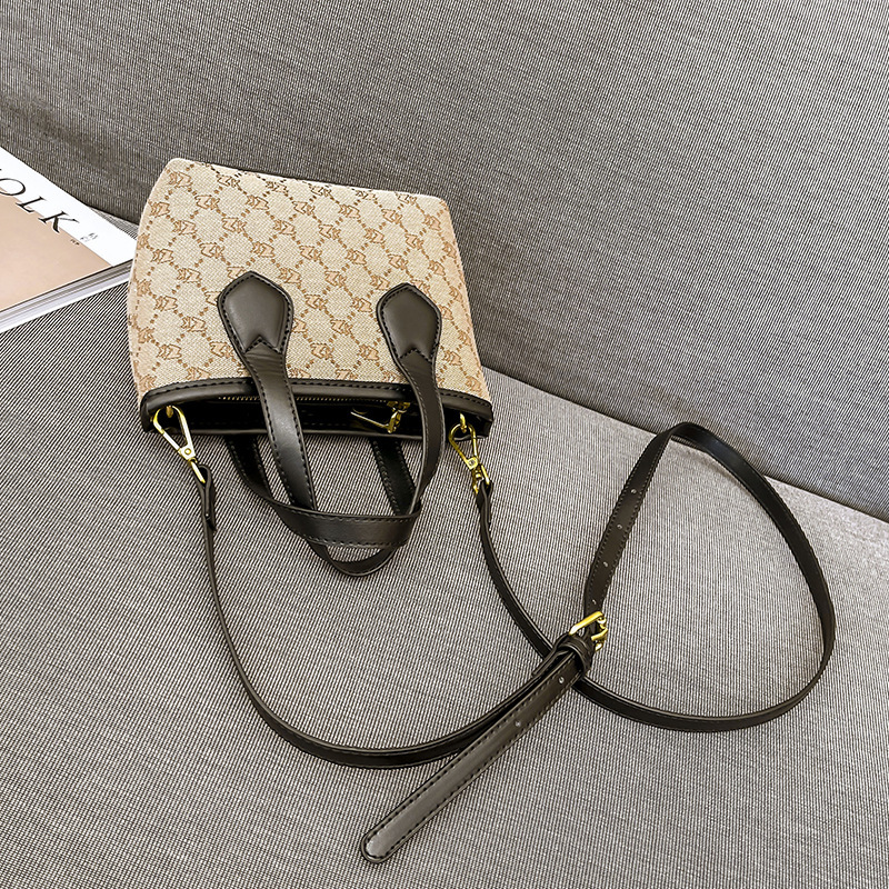 今年流行小包包2021秋冬新款包包女斜挎包百搭ins时尚手提水桶包