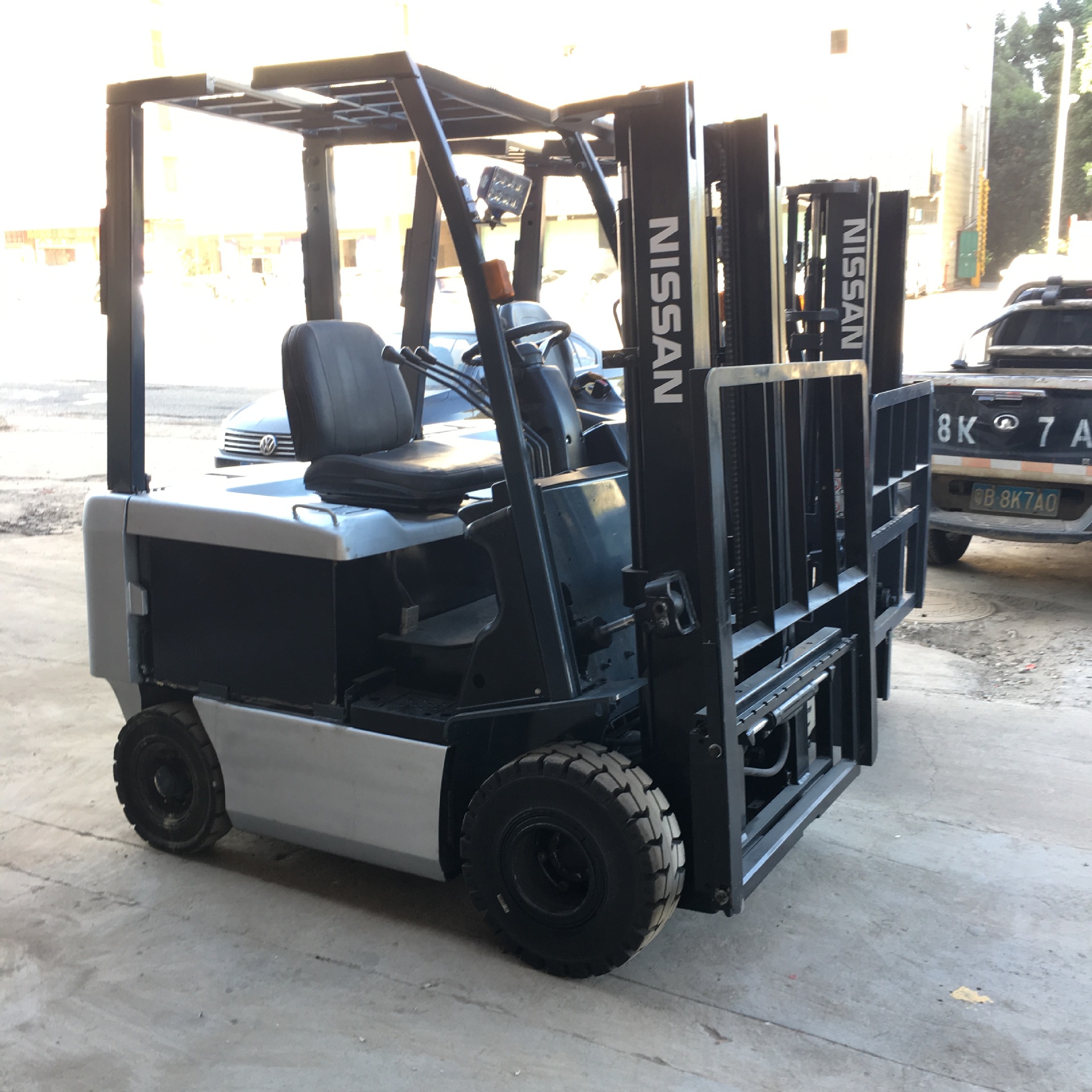 5吨nissan电动叉车两节标准门架升3米带左右侧移器