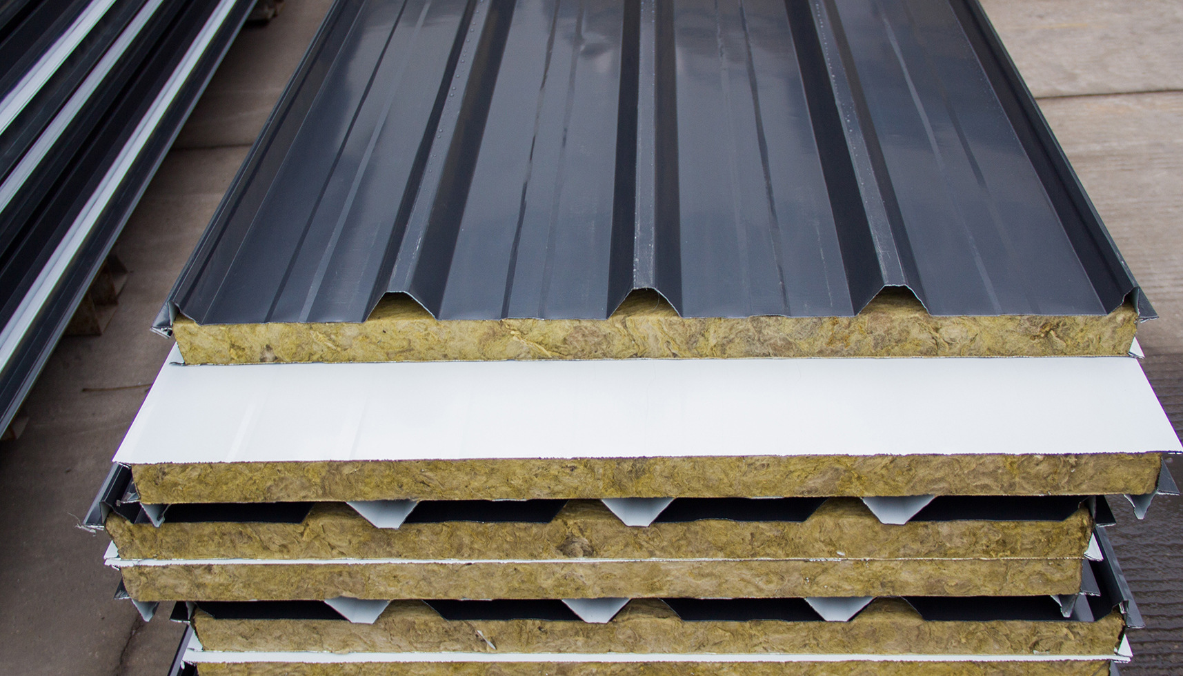 厂家直供安徽合肥彩钢瓦泡沫板岩棉板夹芯板瓦楞板c型钢h型钢批发