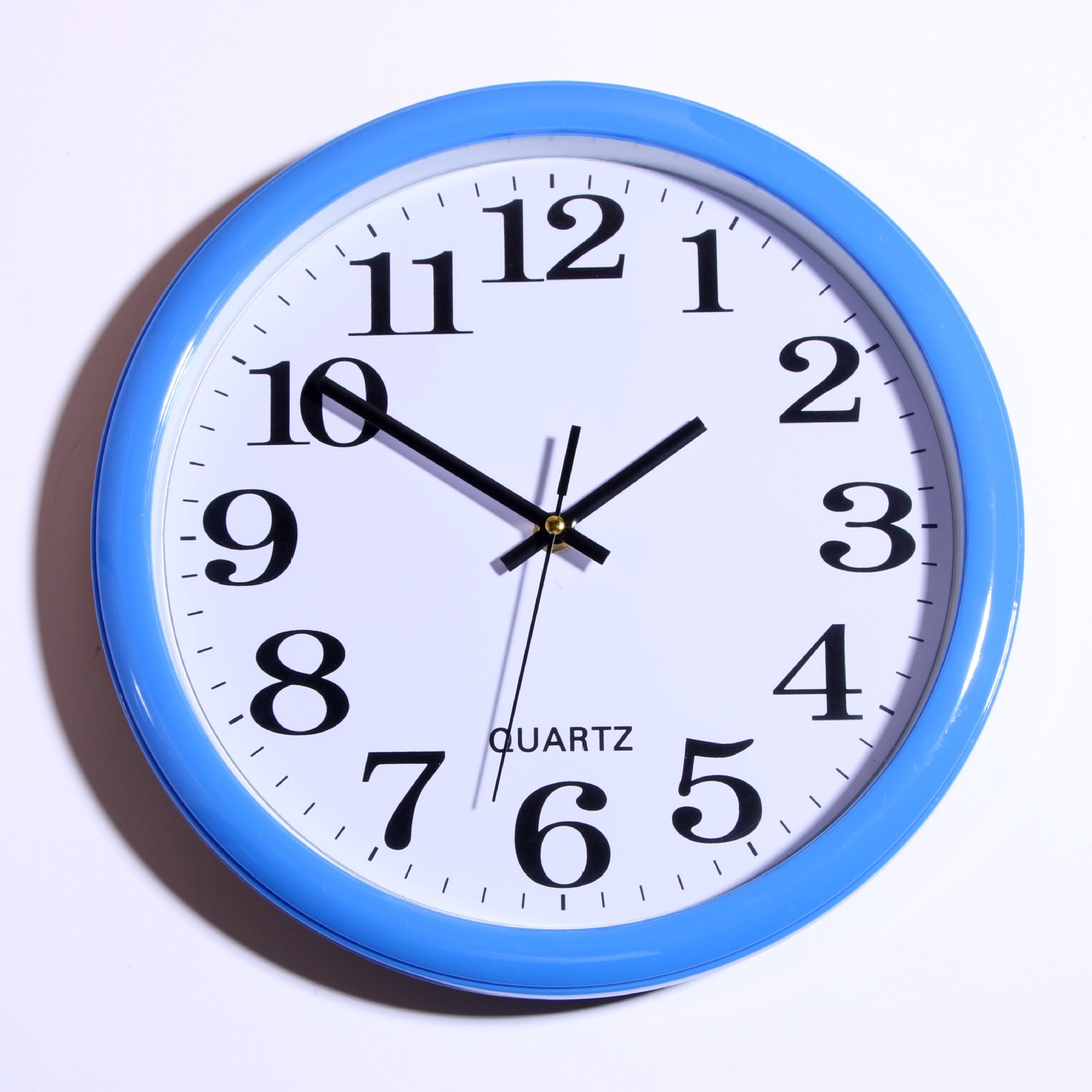 12寸圆形静音挂钟塑料数字黑白色彩色边框可定制logo酒店宾馆墙钟