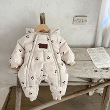 冬季童装女宝宝90白鸭绒满印樱桃连帽滑雪服款双拉链连体哈衣保暖