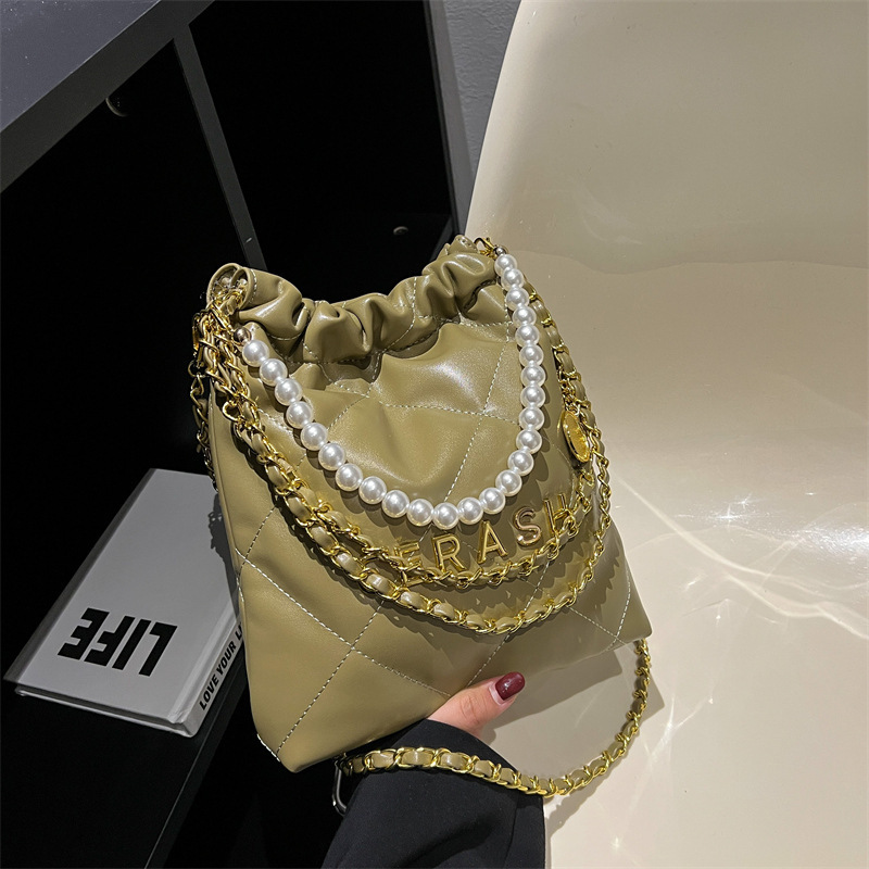 Large Capacity Commuter Diamond Pattern Bag 2022 New Casual Pearl Messenger Bag Women's Winter Shoulder Chain Bucket Bag