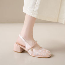 新中式刺绣玛丽珍鞋女夏2024国风新款一字带后空粗跟中跟包头凉鞋