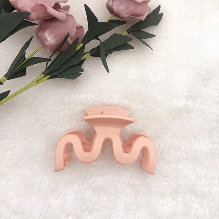 2022 Popular Manufacturers Wave M-Type Rubber Paint Bracket Simple Internet Hot Temperament Bracket Clip Hair Clip for Bath