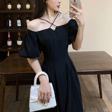 赫本风法式黑色连衣裙女夏季新款甜美收腰一字肩方领露锁骨小黑裙
