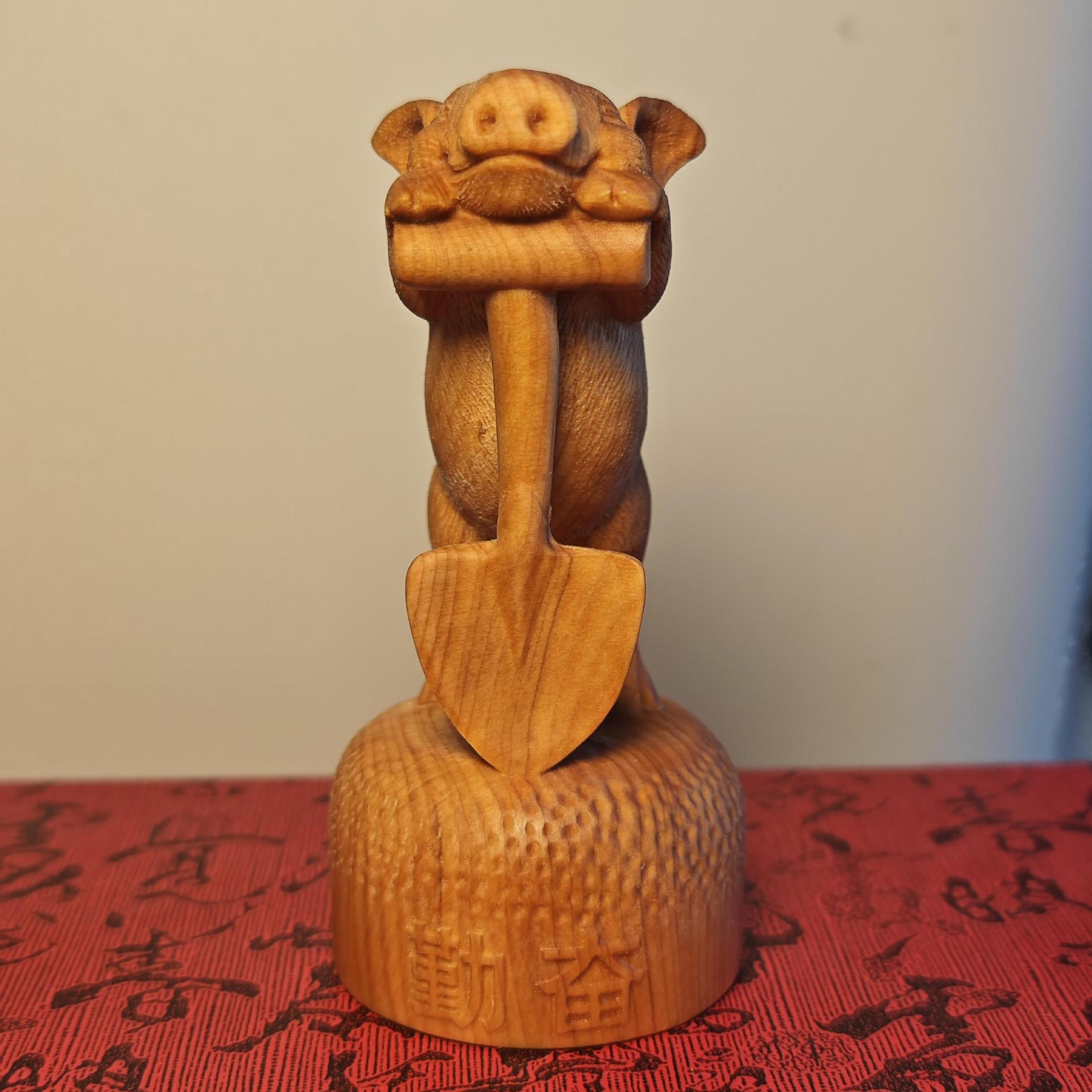 崖柏木雕实木动物生肖猪勤奋小猪招财猪手把件茶宠摆件文玩-阿里巴巴