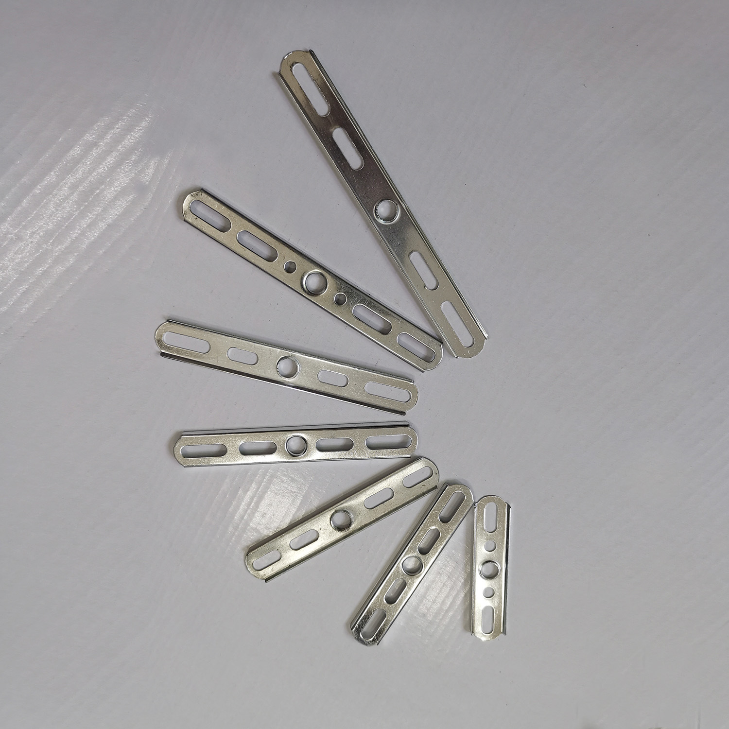 灯饰一字板镀锌板u型挂板吊灯吸顶灯壁灯吸顶盘固定支架现货供应