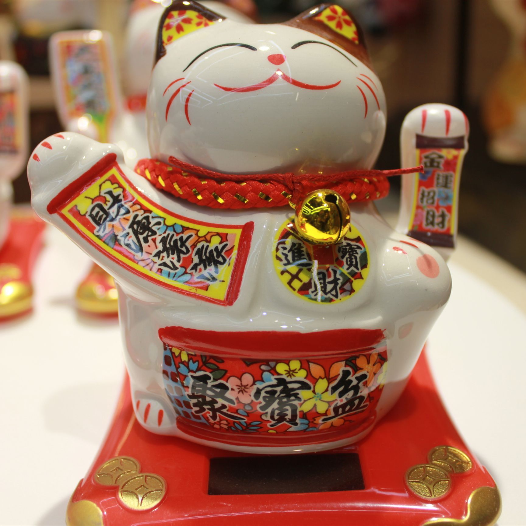 Le Meow Lucky Cat Small Ornaments 6-Inch Small Size Solar Hand Shaking Shop Opening Gifts Ceramic Automatic Waving